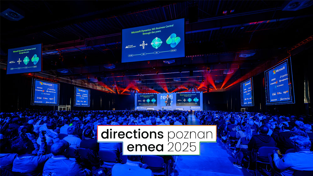 En stor publik deltar i en teknisk konferens i en rymlig hall med blå och röd belysning. Flera skärmar visar presentationer. Textöverlägget lyder: vägbeskrivning Poznań Emea 2025.