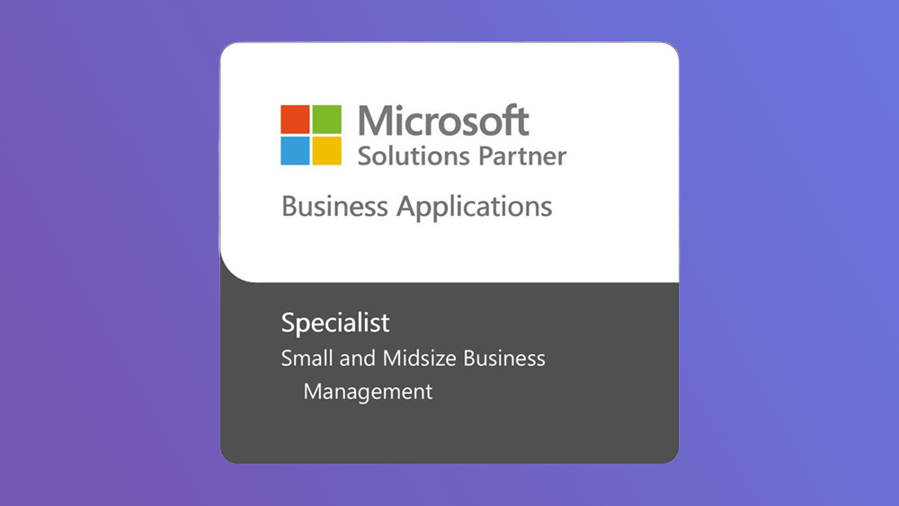 På en bricka med Microsoft-logotypen står det: Microsoft Solutions Partner Business Applications. Nedanför står det: Specialist Small and Midsize Business Management på en mörkgrå bakgrund mot en lila gradient.
