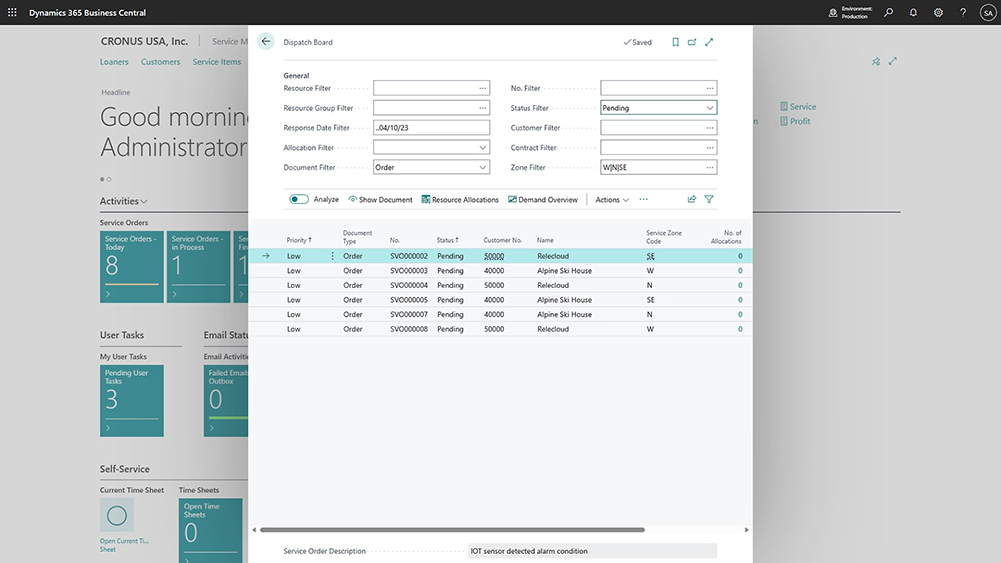 En skärmdump av Business Central Service-gränssnittet visar en sändningstavla med information om serviceorder, inklusive status, resursallokering och en lista över order i tabellformat. Olika menyer och flikar är synliga.