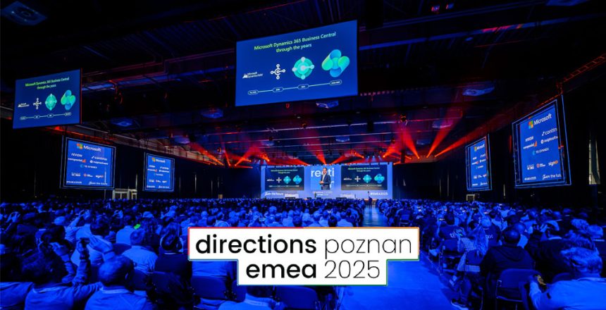 En stor publik deltar i en teknisk konferens i en rymlig hall med blå och röd belysning. Flera skärmar visar presentationer. Textöverlägget lyder: vägbeskrivning Poznań Emea 2025.