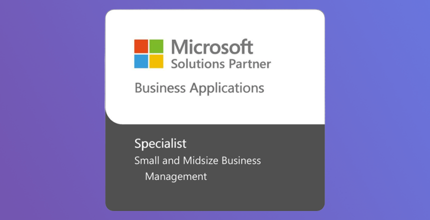 På en bricka med Microsoft-logotypen står det: Microsoft Solutions Partner Business Applications. Nedanför står det: Specialist Small and Midsize Business Management på en mörkgrå bakgrund mot en lila gradient.